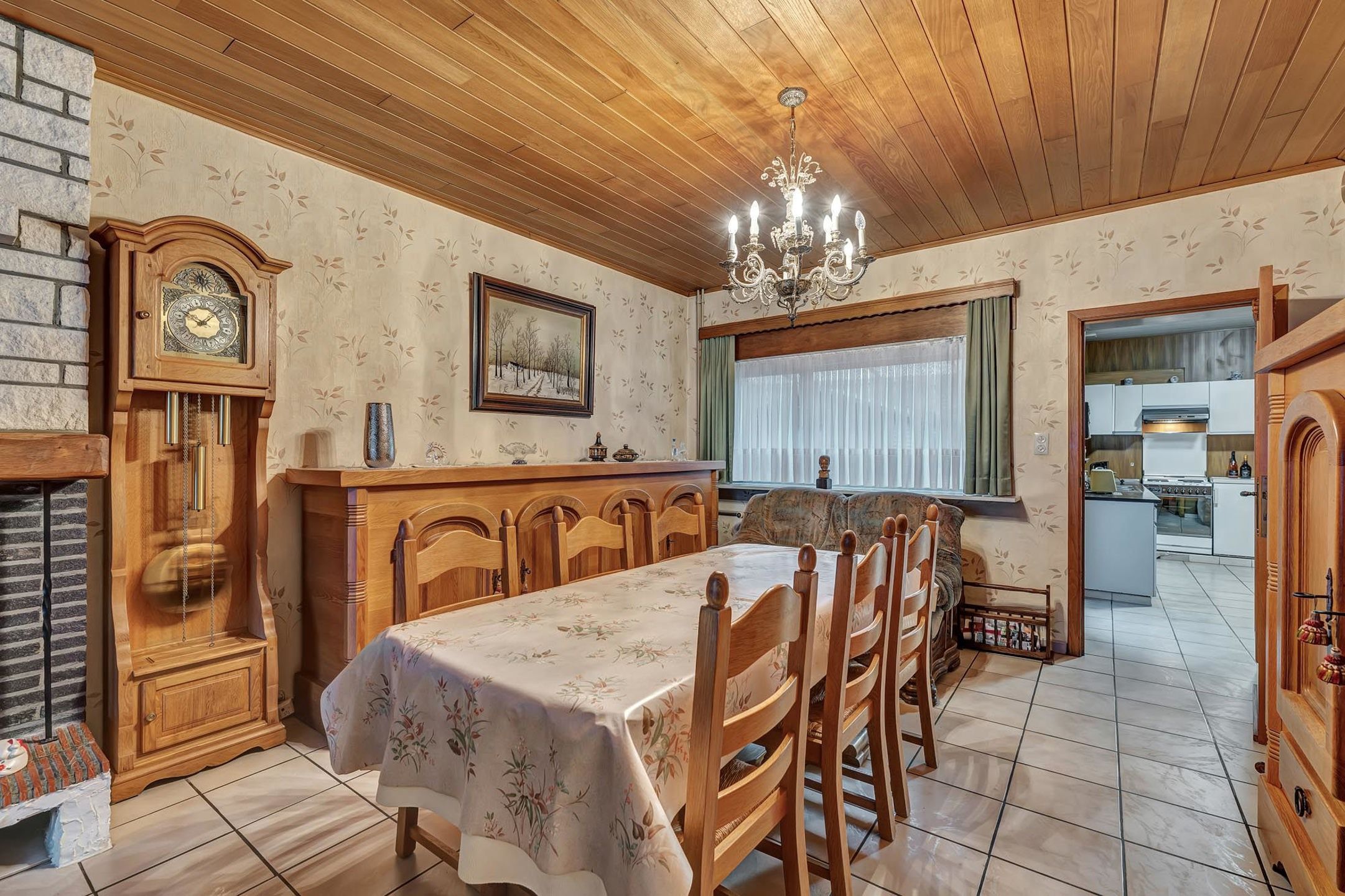 Ruime te renoveren woning met garage en veel potentieel foto 5