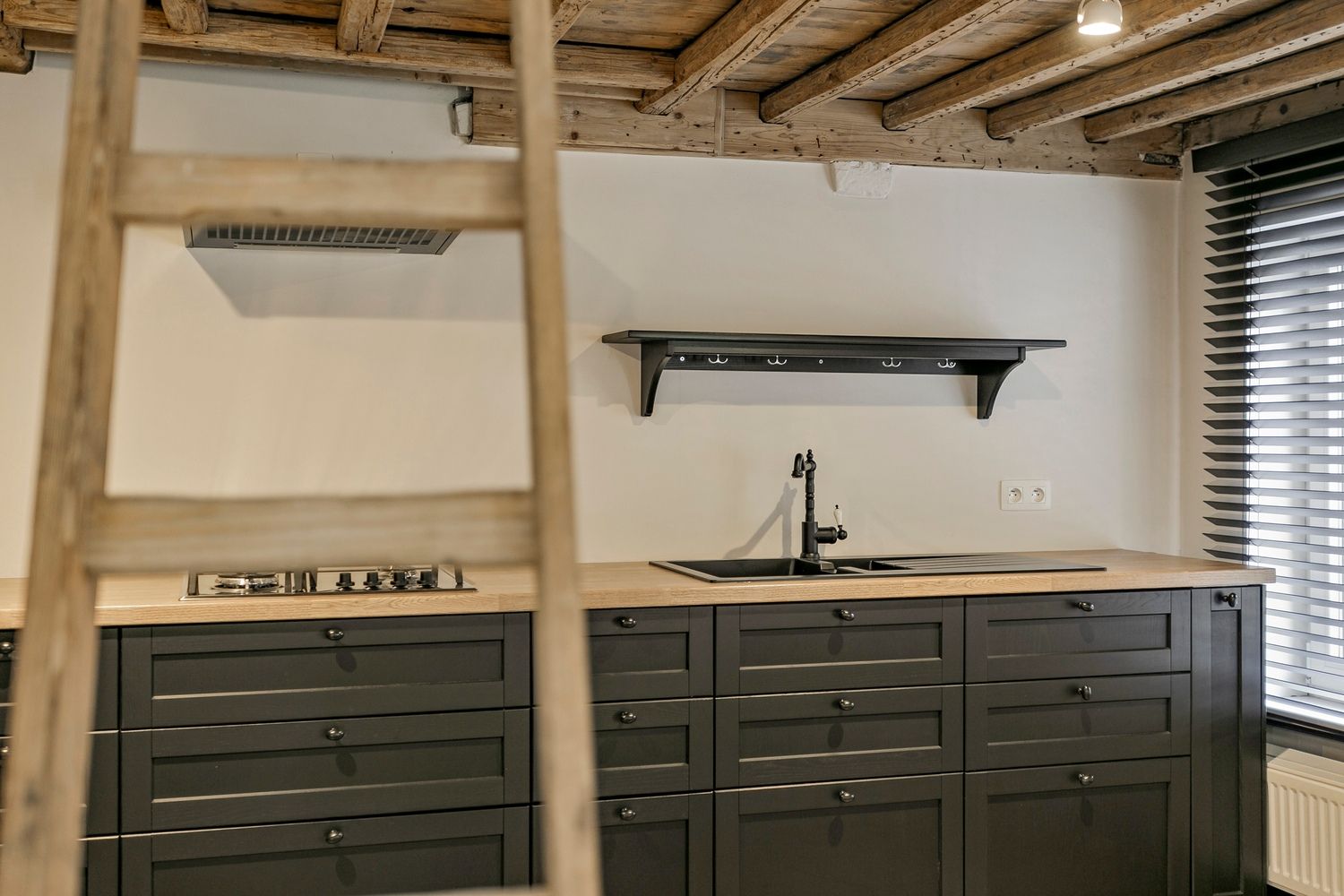 Prachtig gerenoveerde 2 slaapkamer hoekwoning in het centrum van Brugge foto 17