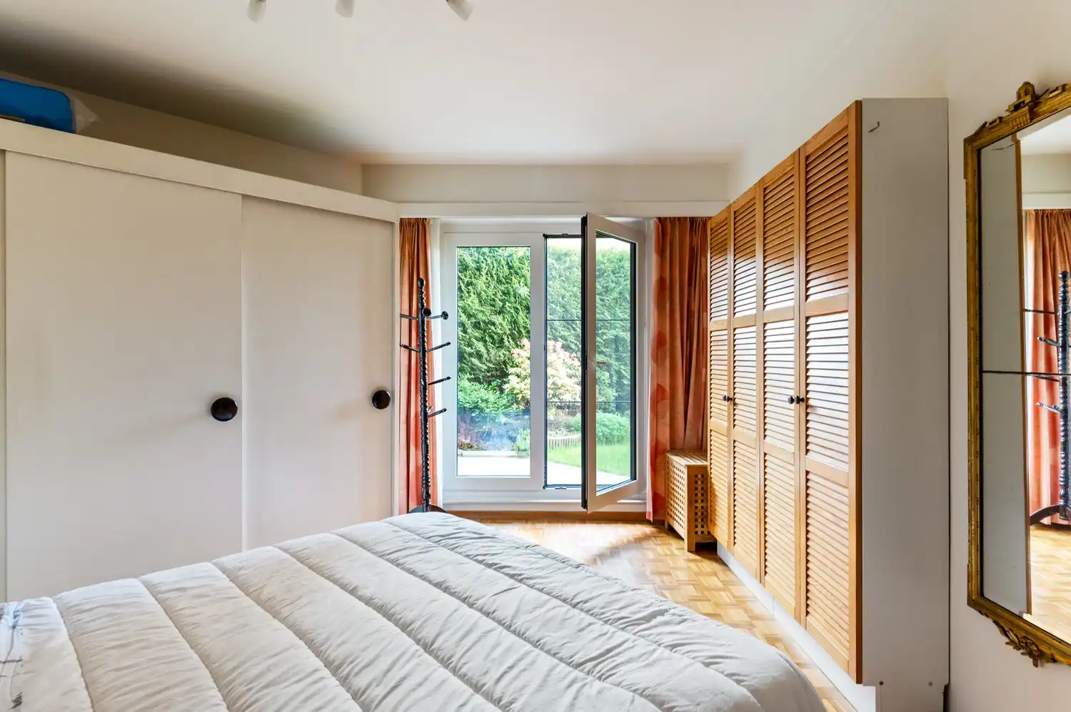 Uniek gelijkvloers appartement met 3 slaapkamers, inpandige garagebox met oprit alsook inpandige staanplaats en tuin in Borsbeek. foto 15