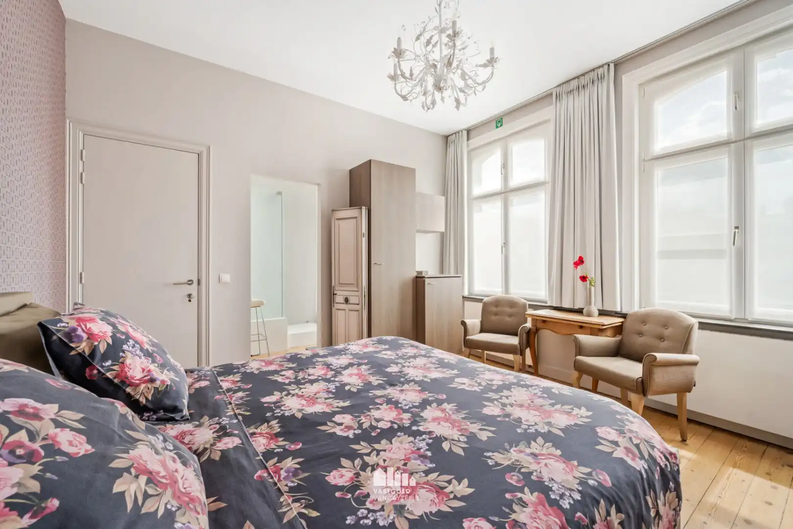 Exclusief en karaktervol herenhuis met 6 slaapkamers, inpandige garage en zonnige stadstuin in hartje Ieper foto 21