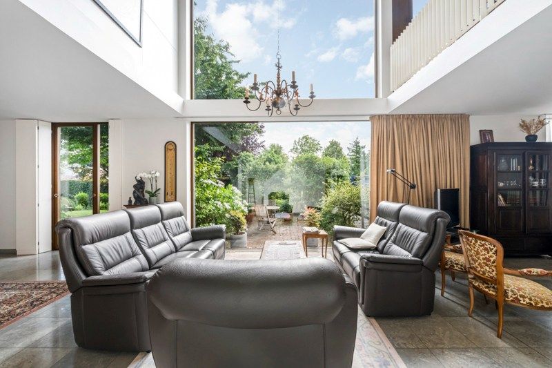 Instapklare architecturale woning met prachtige tuin en uitstekende ligging foto {{pictureIndex}}