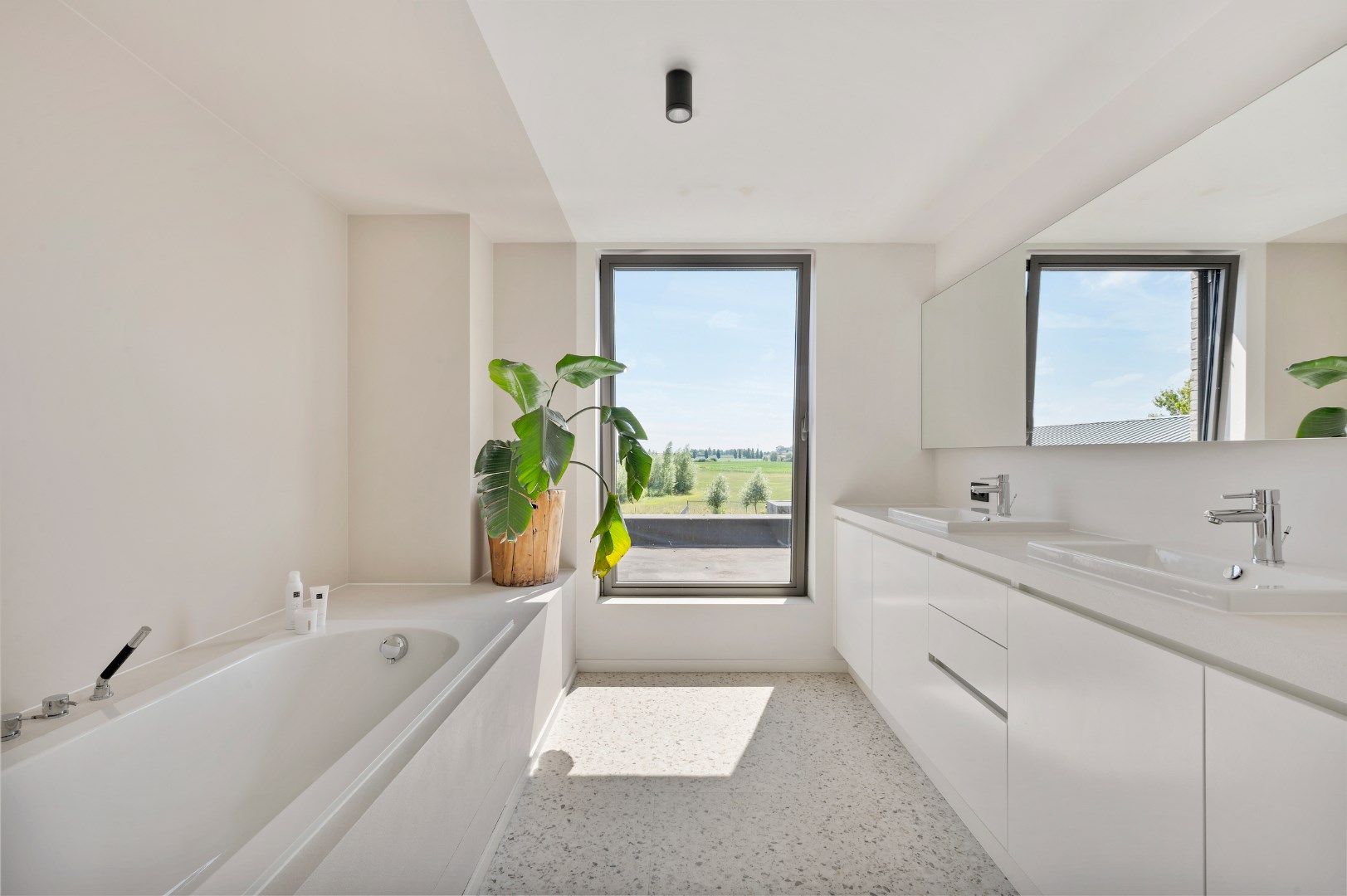 ENERGIEZUINIGE WONING MET 3 SLPKS, TOPAFWERKING EN GROTE TUIN foto 16