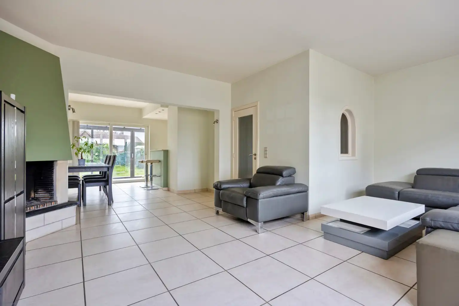 Bel-etagewoning met drie slaapkamers met garage en tuin foto 3