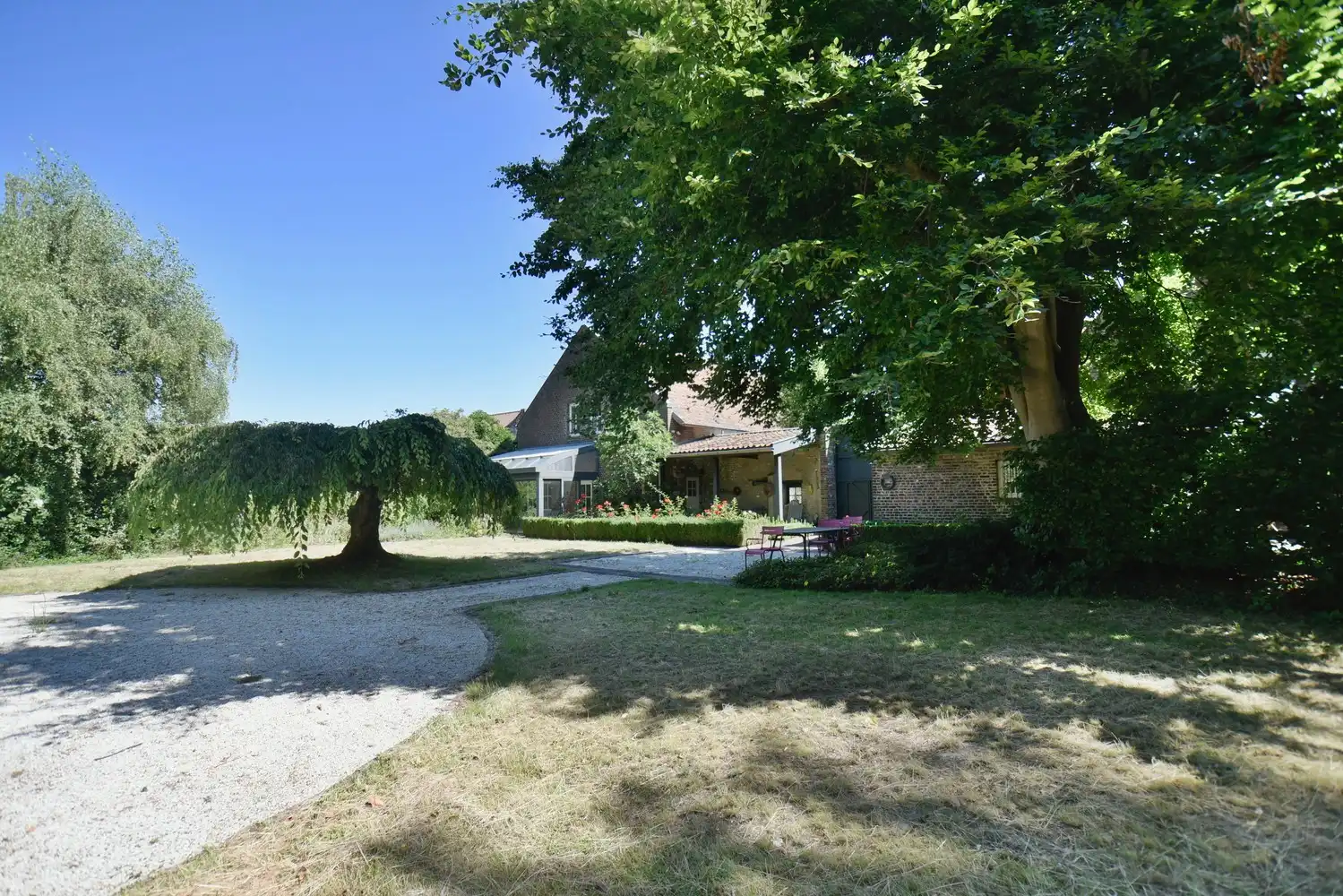 Karaktervolle hoeve met schuur, binnenkoer en prachtige tuin vlakbij Maastricht foto 9