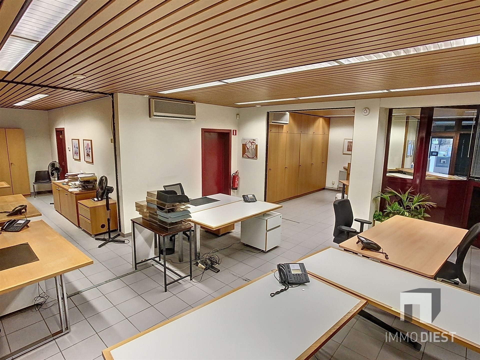 Handelsgelijkvloers 300m2 met 9 autostaanplaatsen foto 17