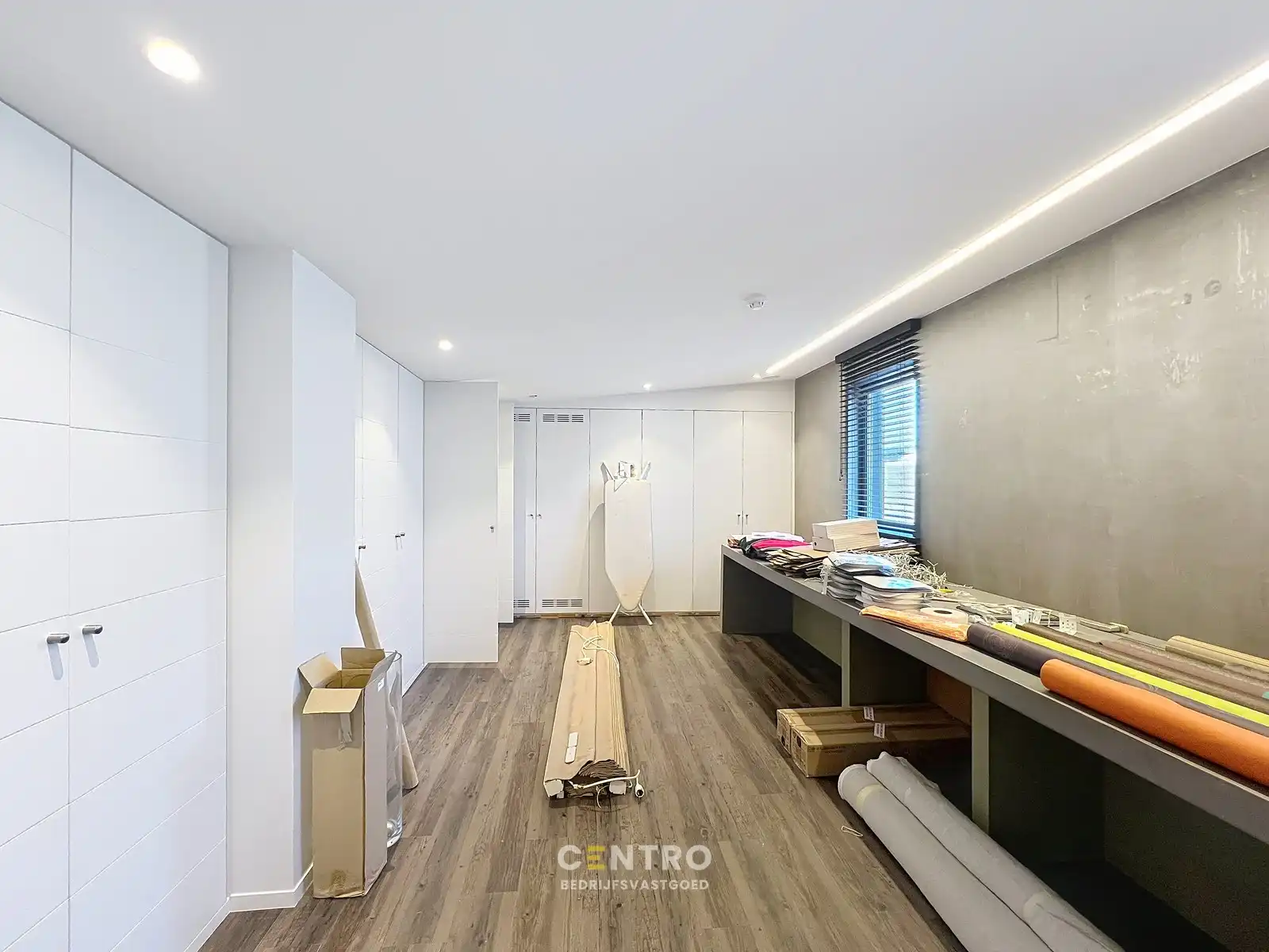 Veelzijdig handelspand met luxewoning, showroom met kantoor (kantoor, winkel, vrij beroep,...), magazijnen en garages. foto 51