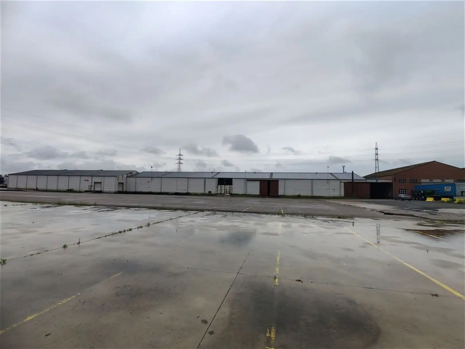 Te Huur magazijn met buitenopslagruimte foto 7