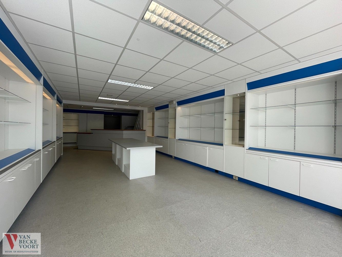 Handelsruimte 90m² + 76m² op het 1V + kelder foto 2