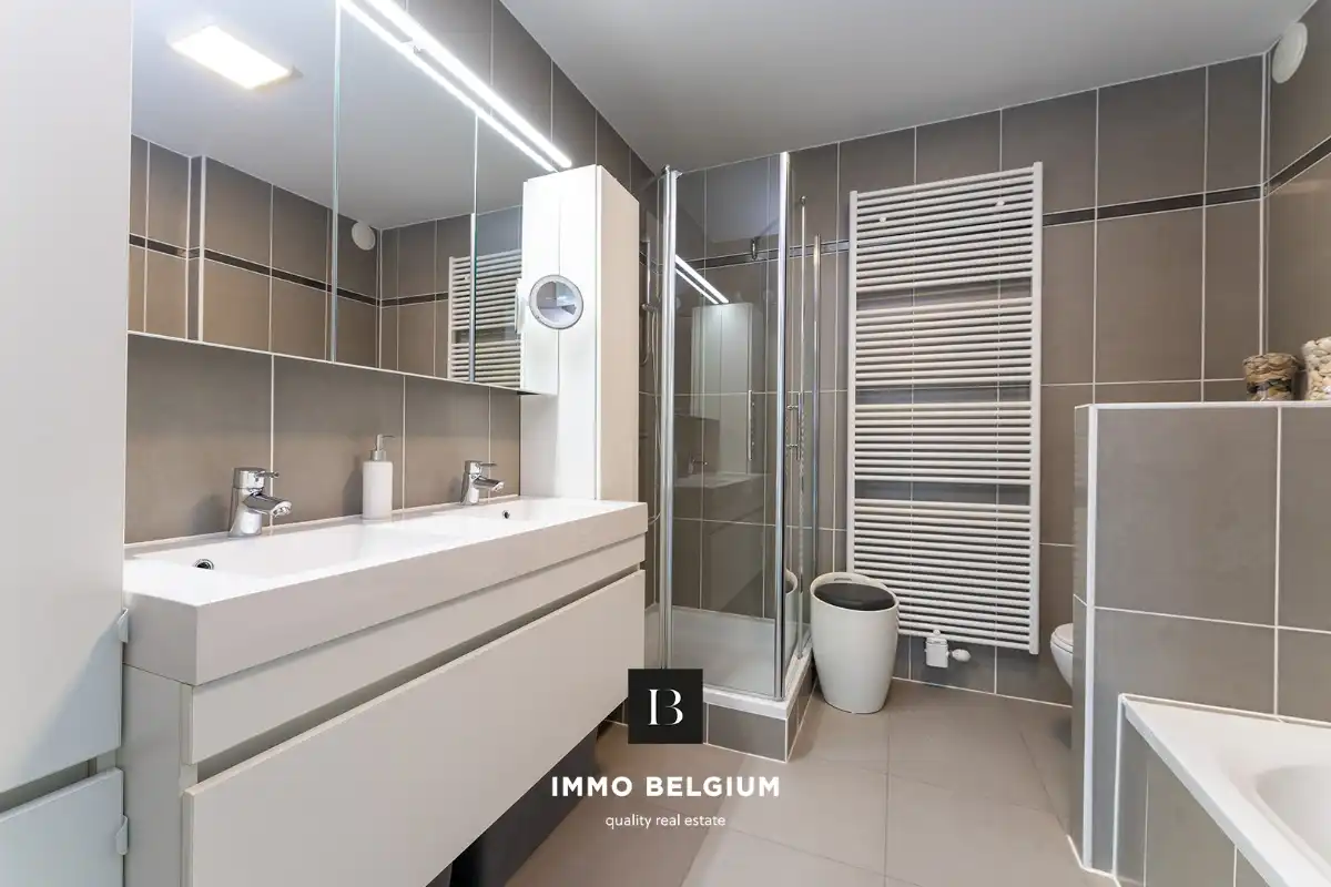 Zeer ruim appartement (133m²) met garagebox foto 4