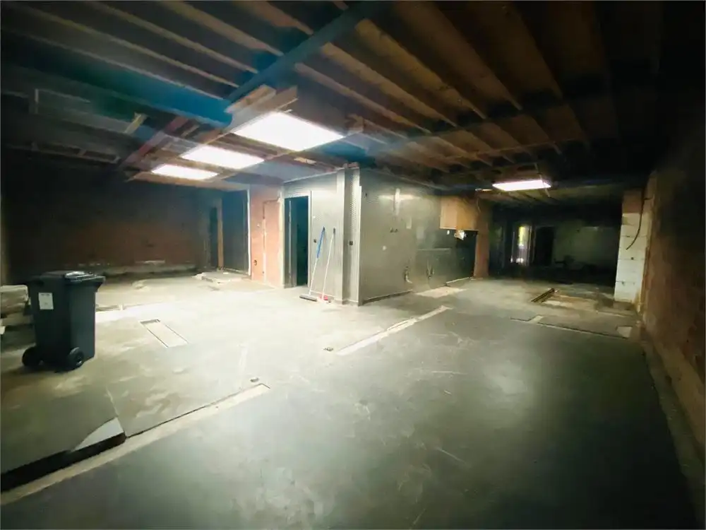 IN OPTIE - RUIM handelspand in het centrum van Hove foto 14