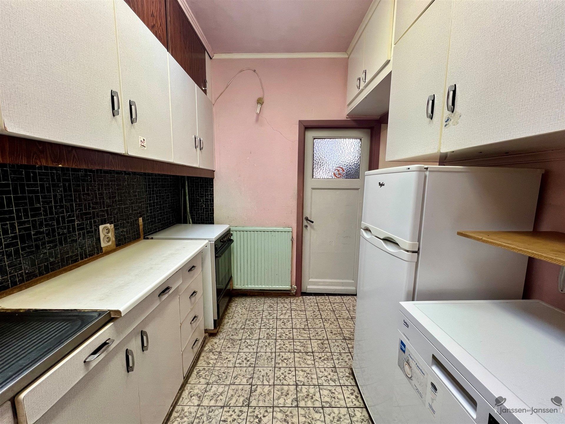 Te renoveren halfopen bebouwing met garage foto 5