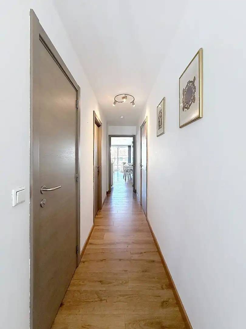 Lichtrijk woonappartement met ruim terras vlak bij zee.  foto 24