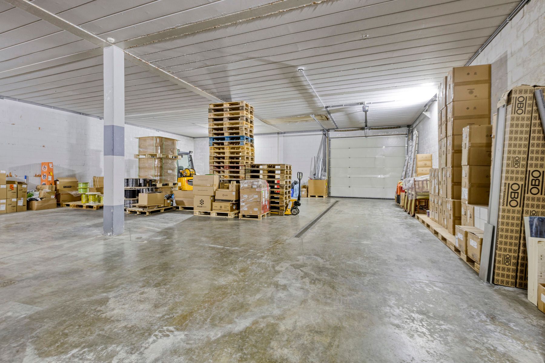 Moderne opslagloods te huur op toplocatie nabij de autosnelweg foto {{pictureIndex}}