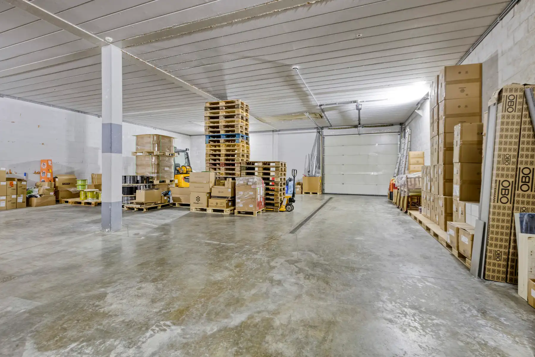 Moderne opslagloods te huur op toplocatie nabij de autosnelweg foto {{pictureIndex}}