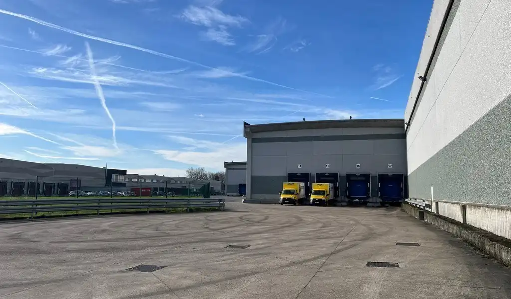 Logistieke loodsen met laadkades vlakbij R42 in Sint-Niklaas foto 15