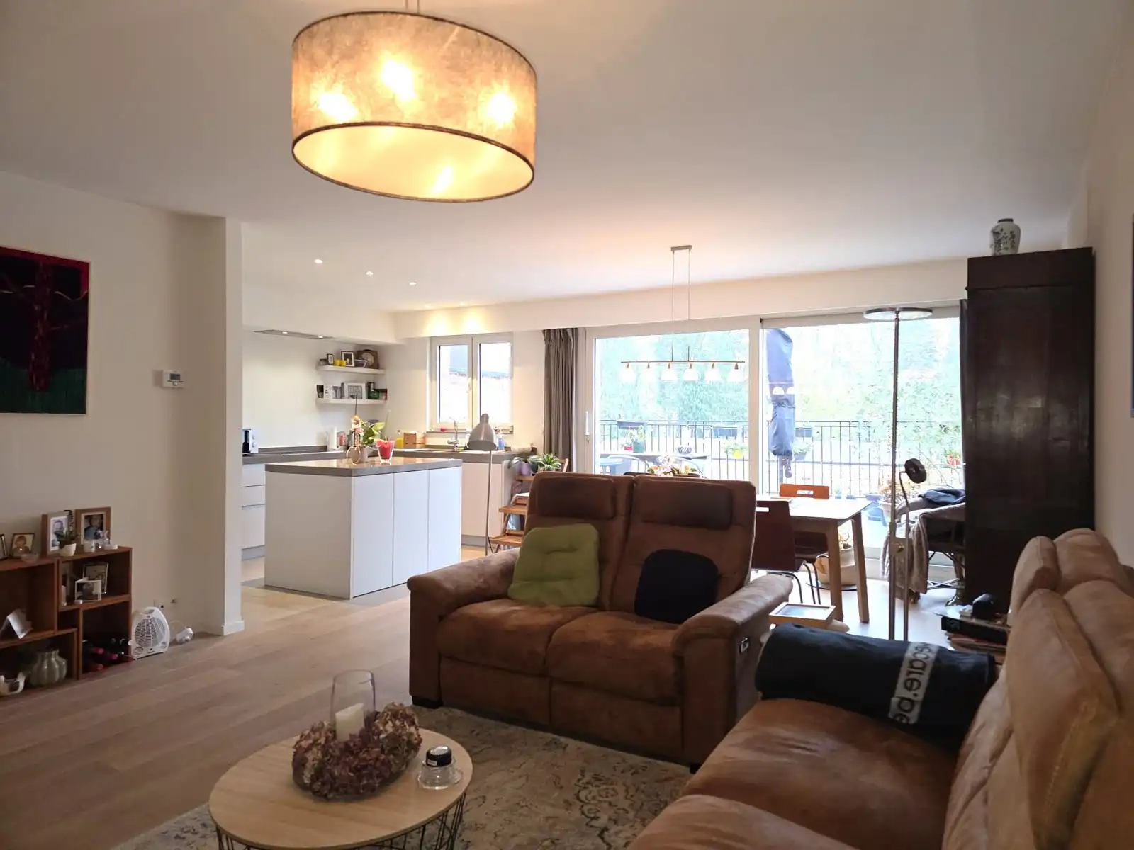 Prachtig appartement met 2 slaapkamers, ruim terras en garagebox in het hart van ’s-Gravenwezel foto 3