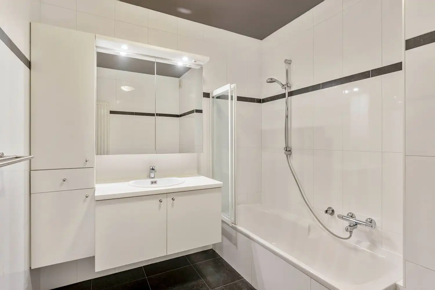 Instapklaar 2-slaapkamerappartement met zuidgericht terras en berging foto 11