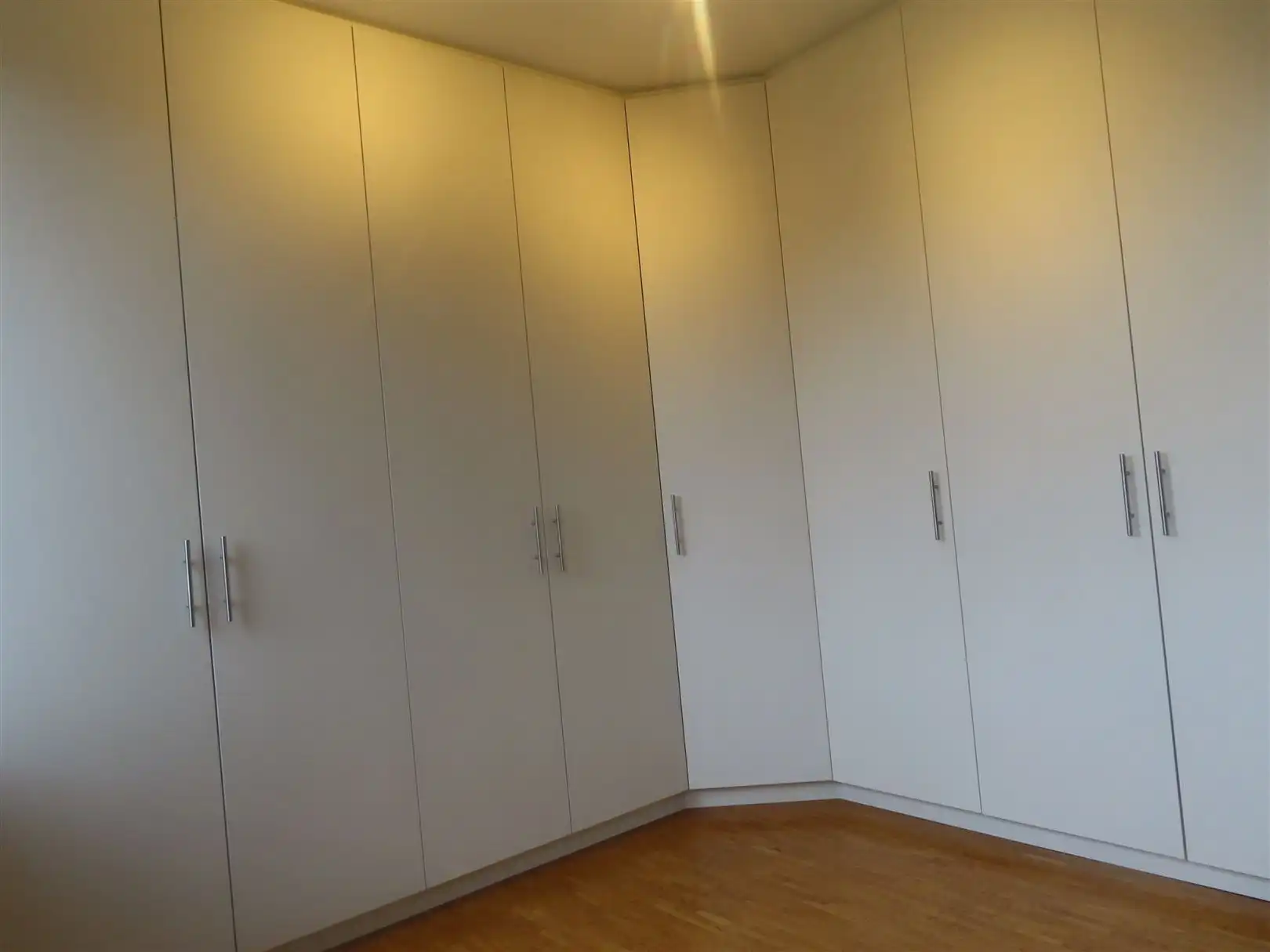 Duplex appartement in hartje Antwerpen met 2 slaapkamers, 2 badkamers, ingerichte dressing, bureau en zonneterras! foto 15
