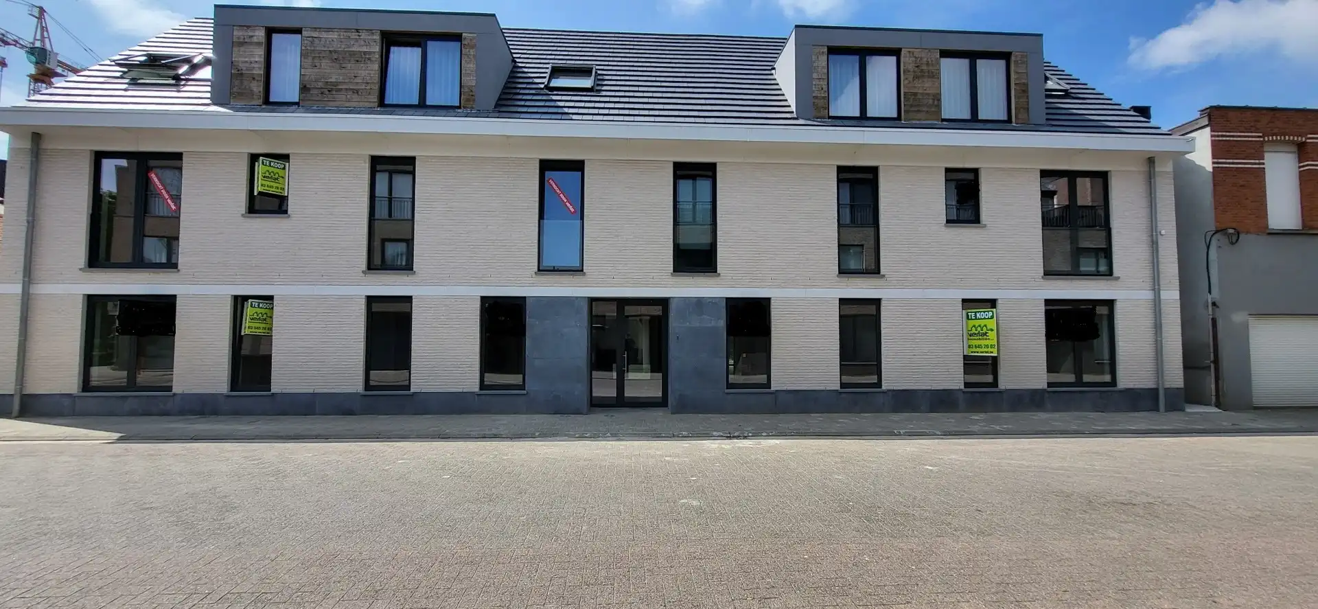 Gelijkvloers appartement met 3 slaapkamers, 2 badkamers, dressing, ruim terras en tuin foto {{pictureIndex}}