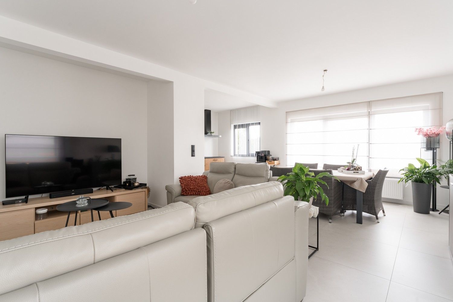 Ruim en volledig gerenoveerd 3 slaapkamer appartement foto 7