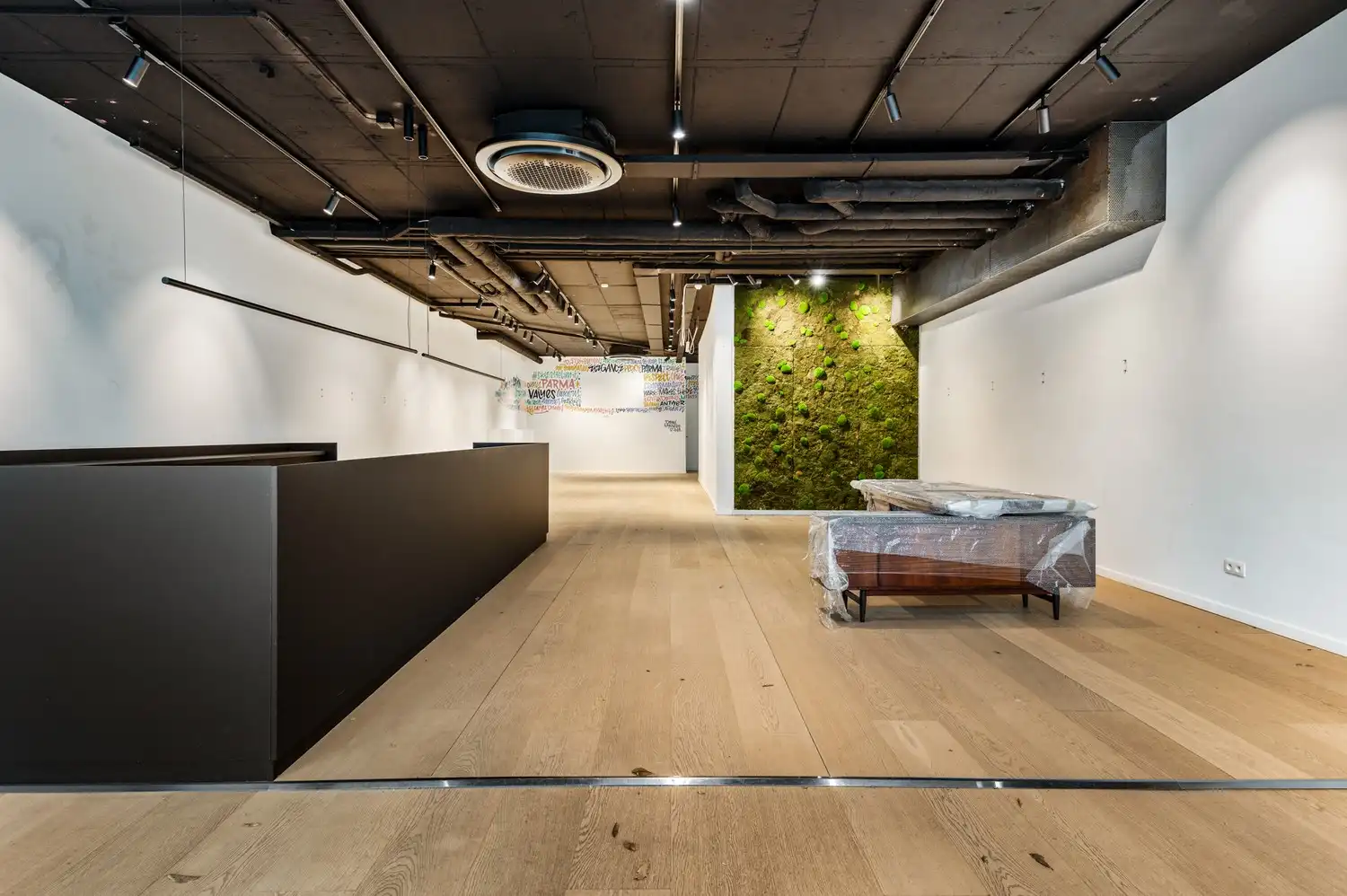 Riant handelspand (723m²) + 5 autostaanplaatsen & garagebox te Wijnegem! foto 6