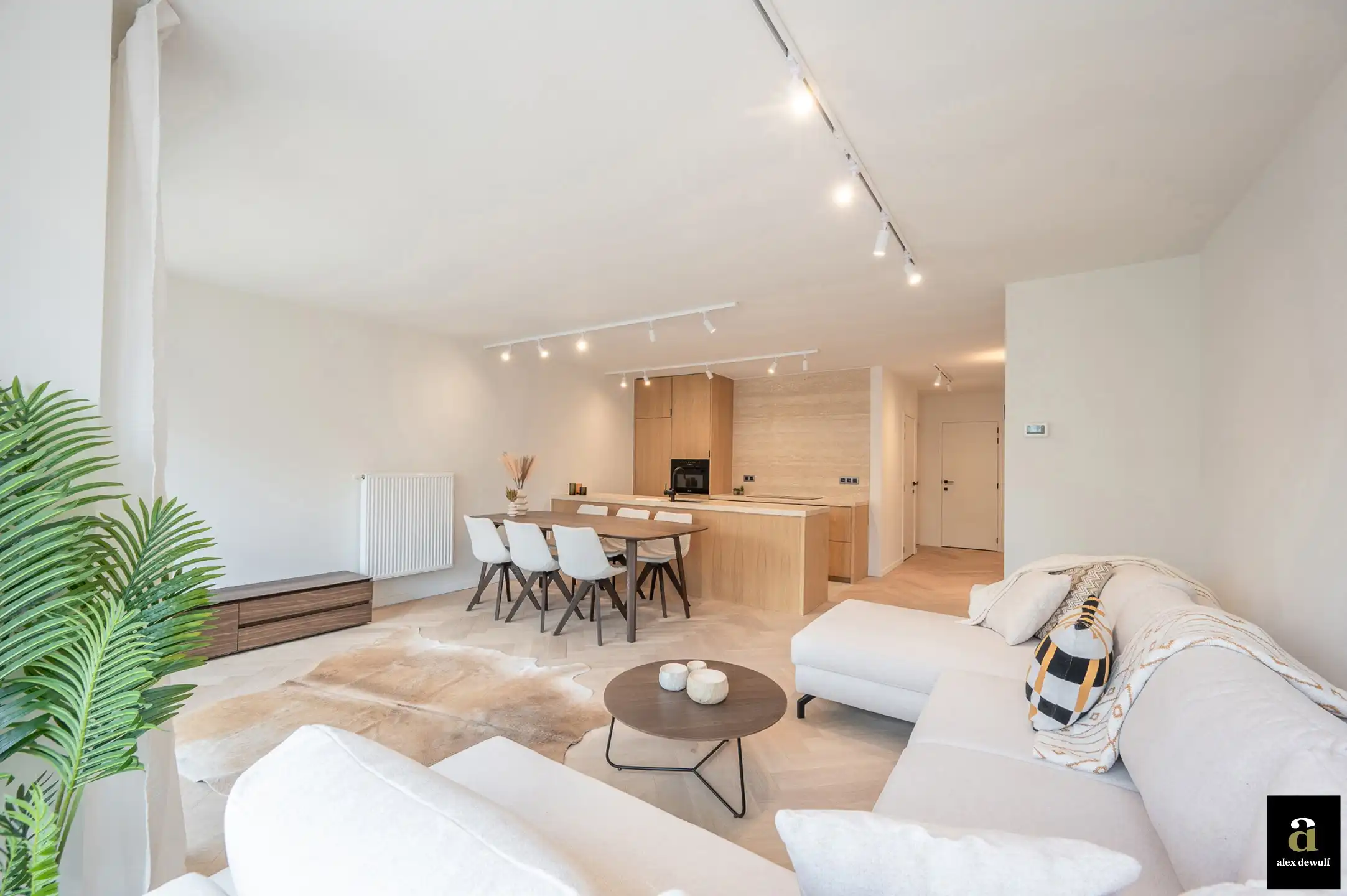 Prachtig gerenoveerd appartement met terras aan de Lippenslaan. foto {{pictureIndex}}