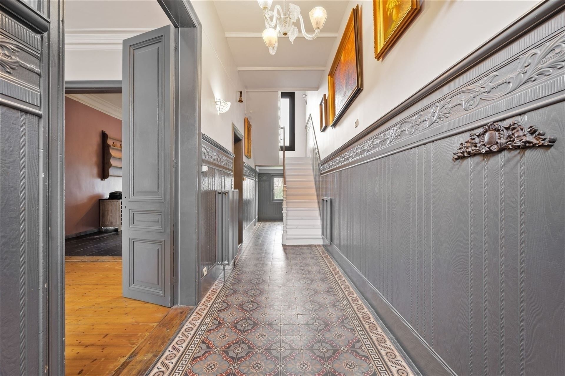 Karakterwoning met 5 slpks, autostaanplaats en grote tuin! foto 2