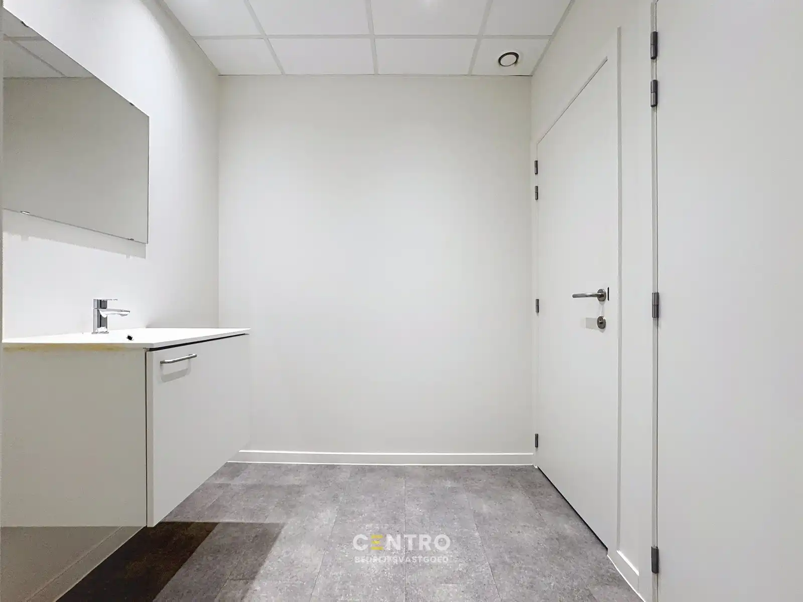 Kwalitatief afgewerkte KANTOORRUIMTE (268 m²) op de eerste verdieping met private parkeergelegenheid (inclusief laadpalen)! foto 9