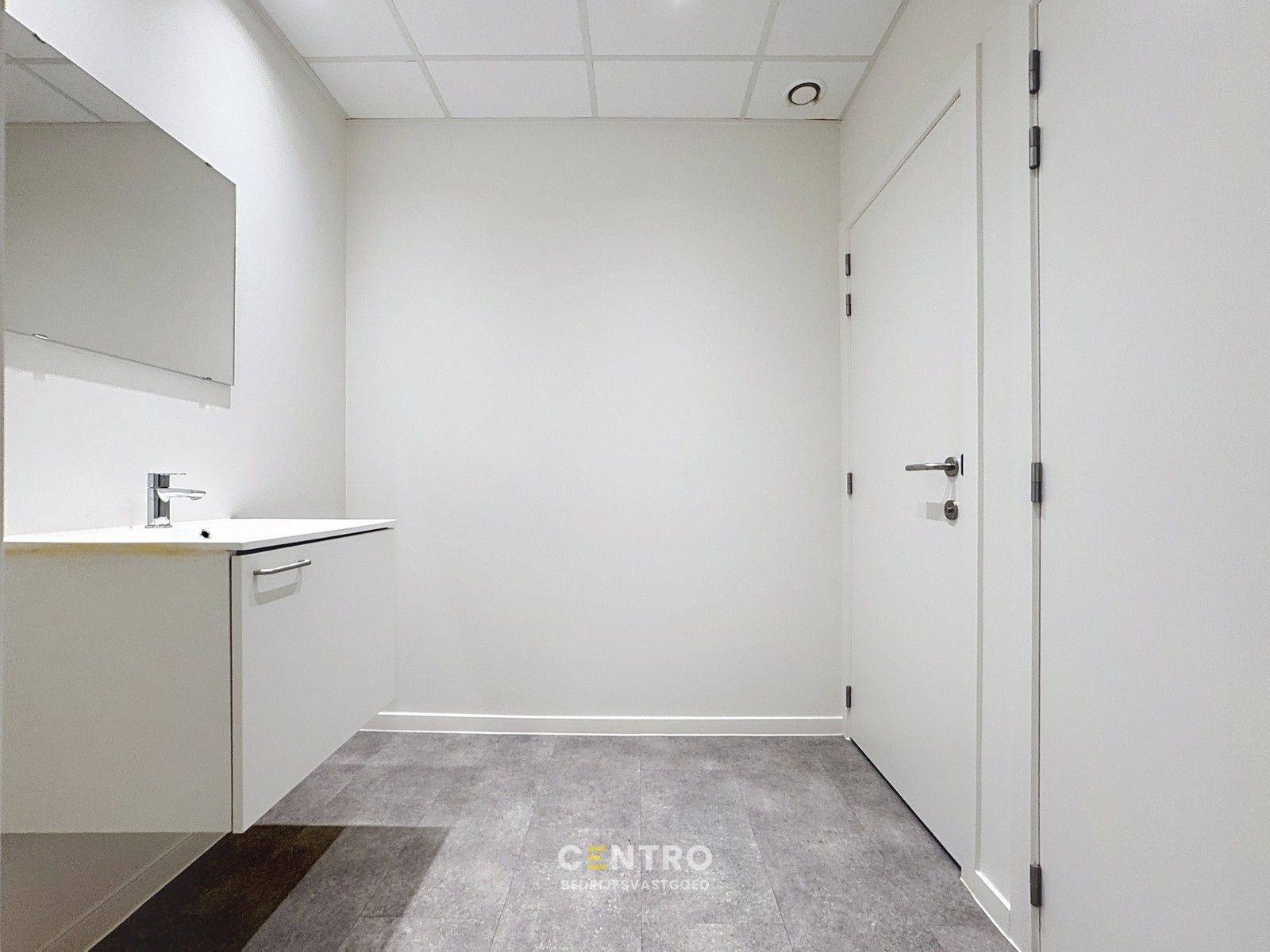 Kwalitatief afgewerkte KANTOORRUIMTE (268 m²) op de eerste verdieping met private parkeergelegenheid (inclusief laadpalen)! foto 9