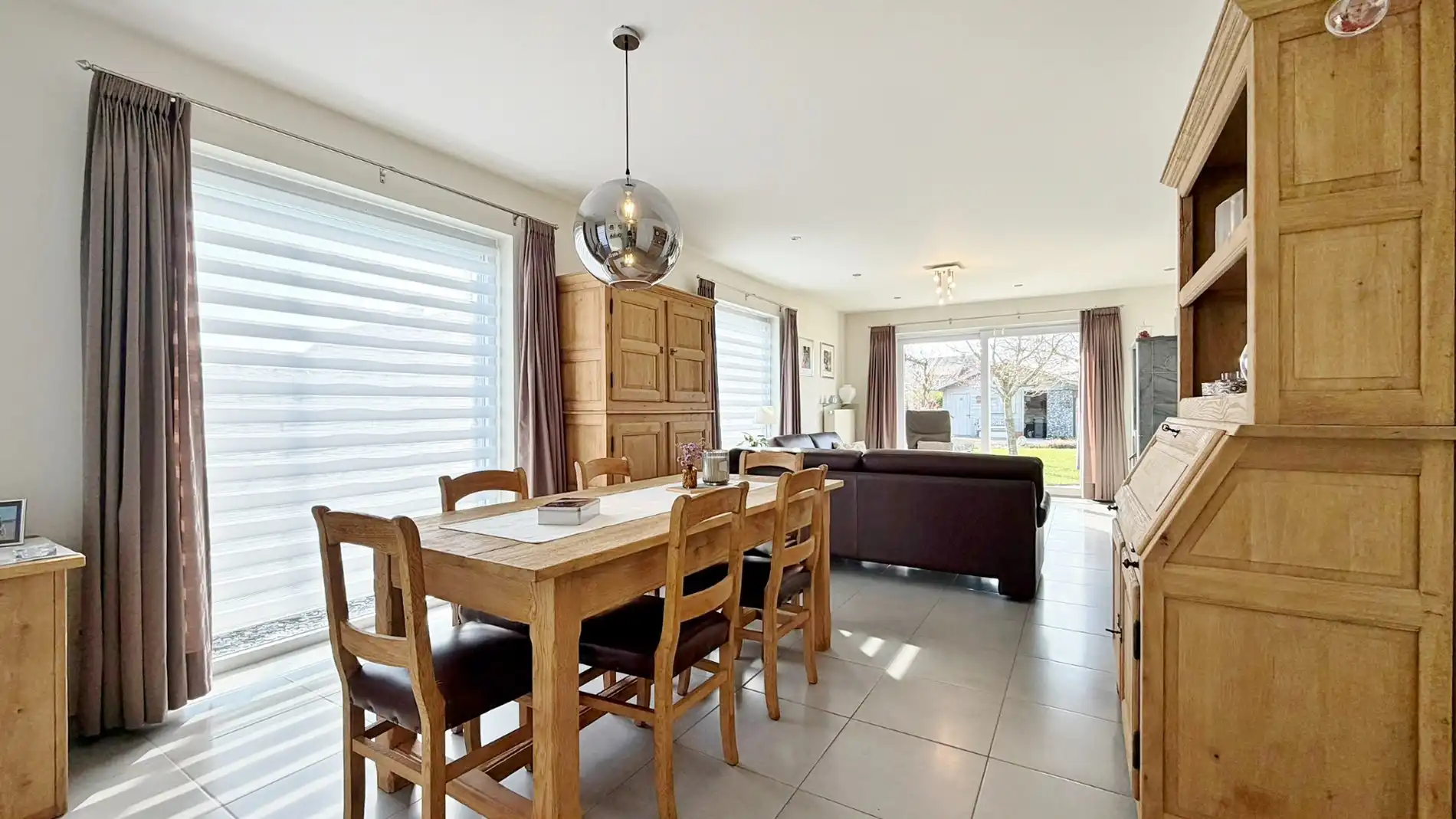 Halfopen bebouwing in rustige, kindvriendelijke straat met garage en zonnige tuin.  foto 3