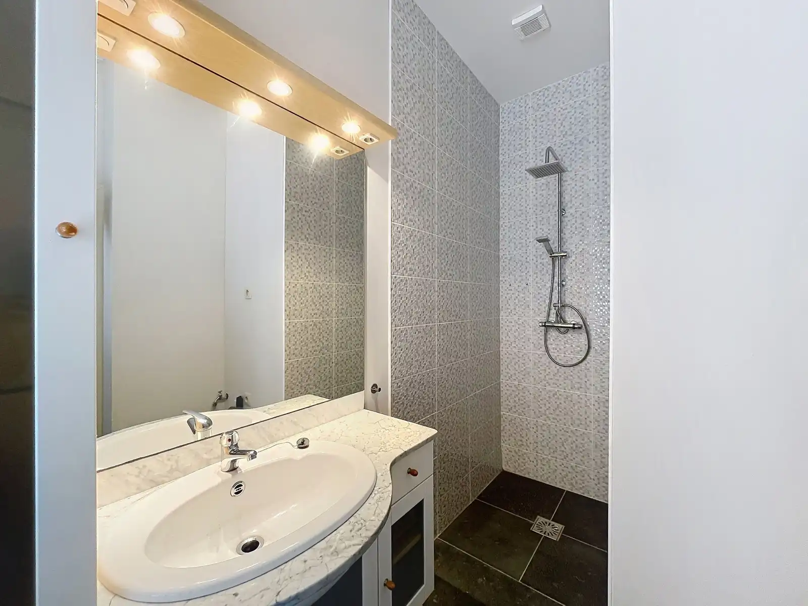 Authentieke woning met 2 slaapkamers in centrum Bree.  foto 3