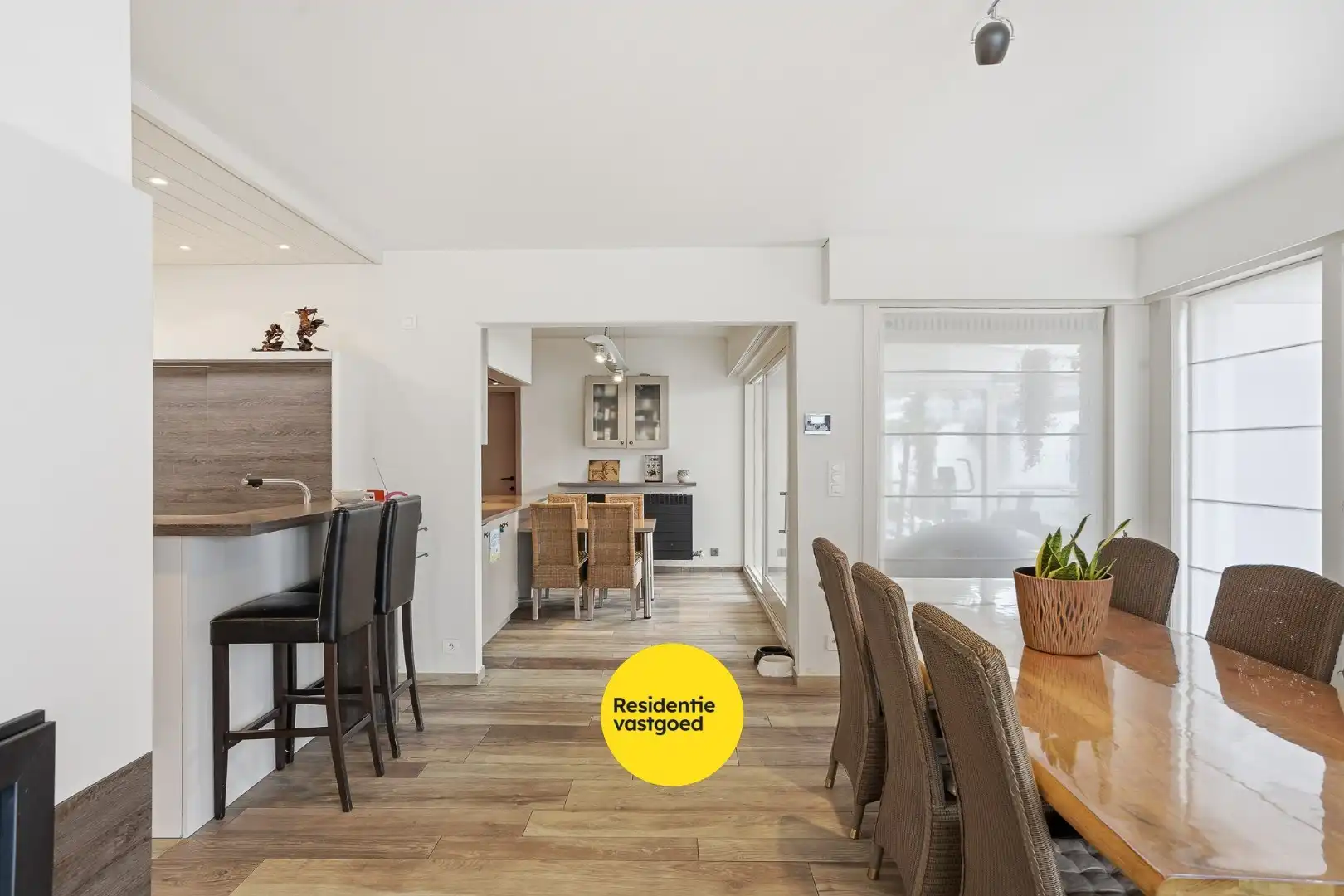 Volledig instapklare bungalow met praktijkruimte foto 4