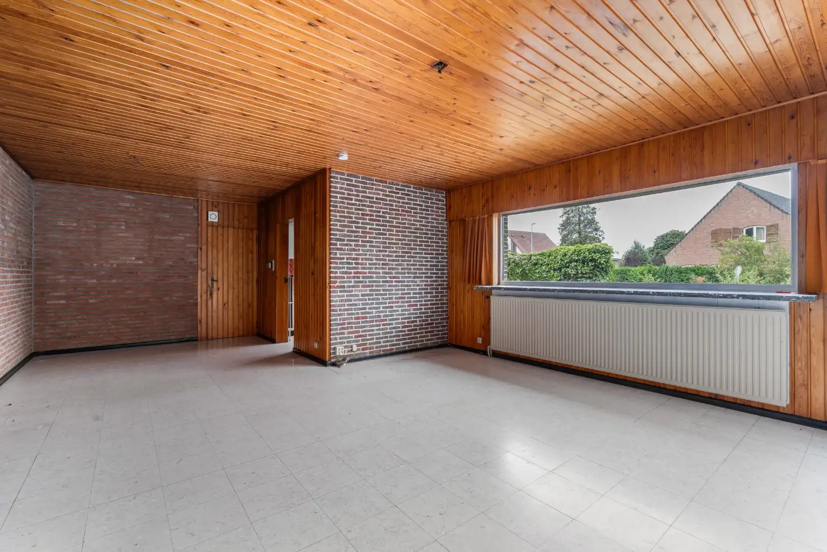 Ruime woning met 3 slaapkamers en garage op 443 m² in rustige woonwijk foto 6