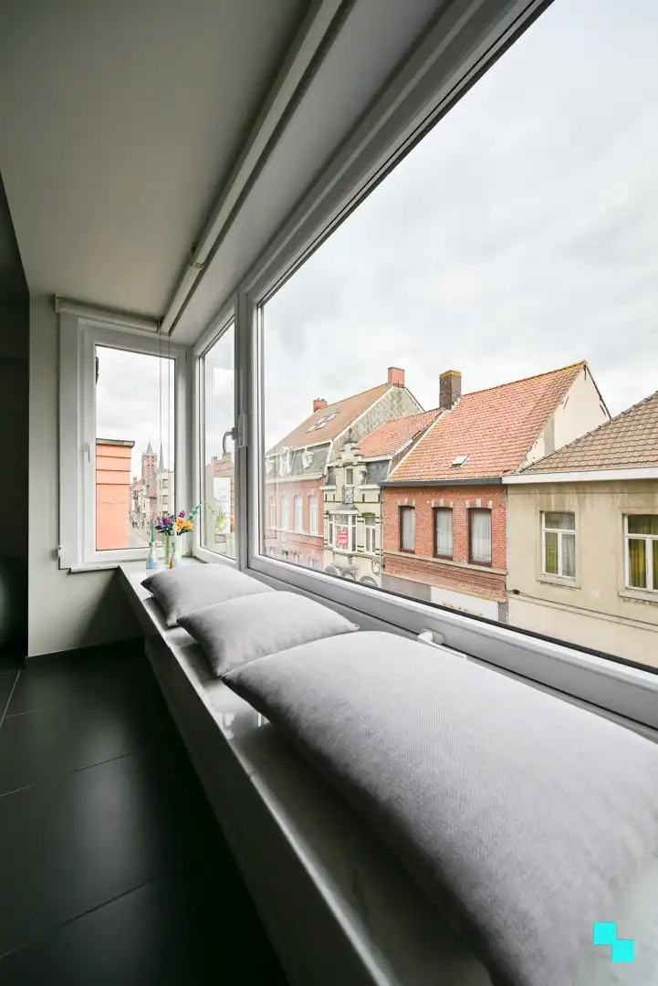 Verrassend ruim en compleet gerenoveerd appartement in hartje Izegem foto 14