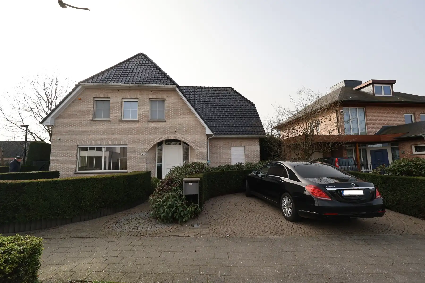 Een ruime gezinswoning met 3 slaapkamers op een perceel van 784m². foto {{pictureIndex}}