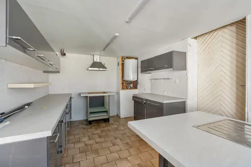 Rustig gelegen gezinswoning met aanpalend een groot bijgebouw op een perceel 9are foto 10