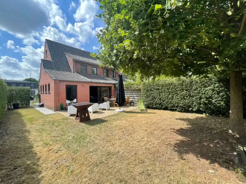 Instapklare half-open bebouwing met mooie tuin & garage foto {{pictureIndex}}