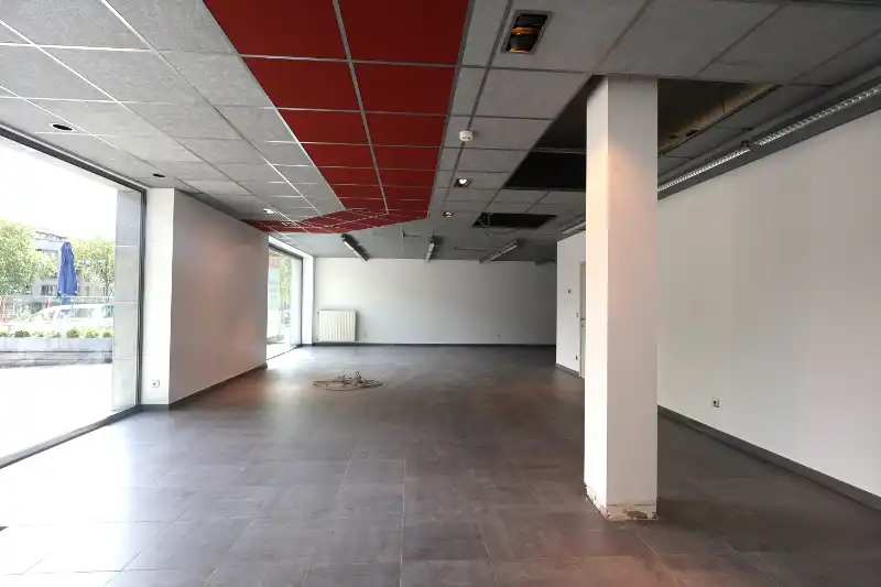 Handelspand van 122 m² met mogelijkheid tot ruim horecaterras in Genk-centrum, tegenover Shopping 1 foto 3