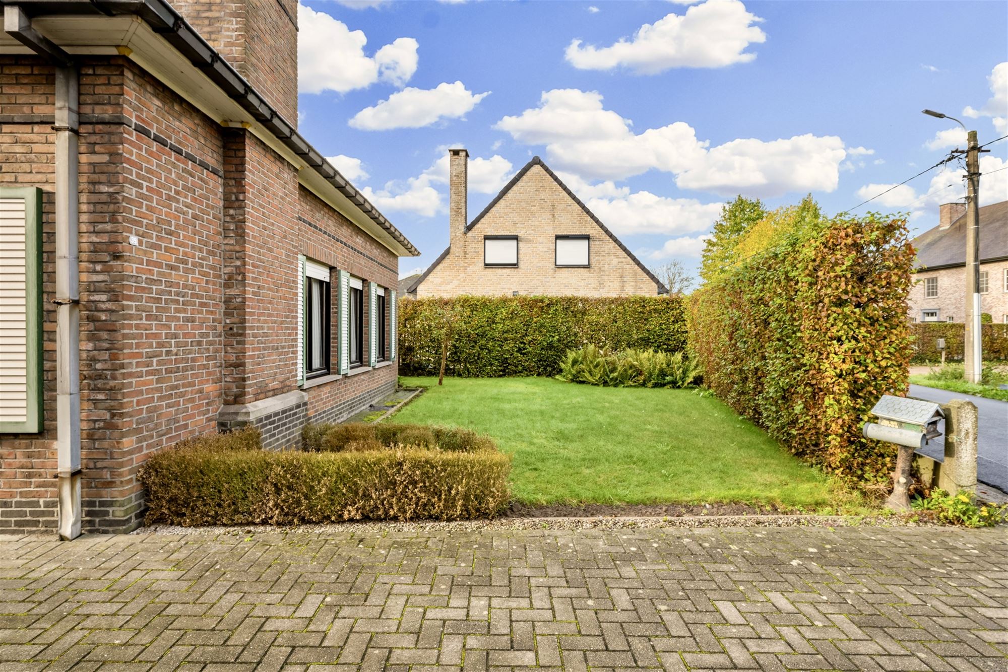 Heel solide bungalow met 4 slpks, tuin en garage foto 2