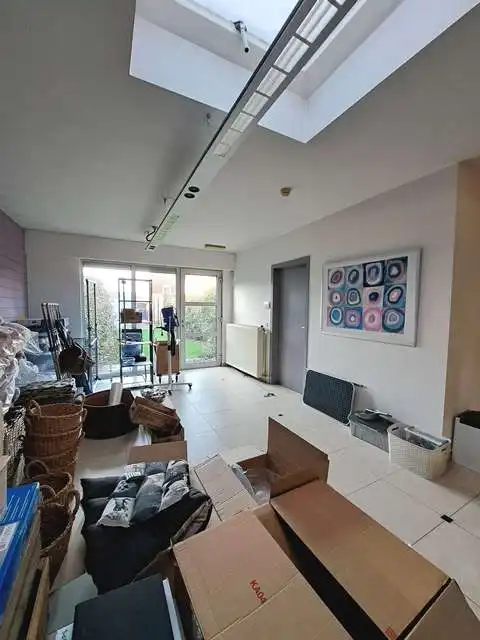 Instapklaar handelspand met 2 polyvalente ruimtes te huur in Loppem Zedelgem foto 8