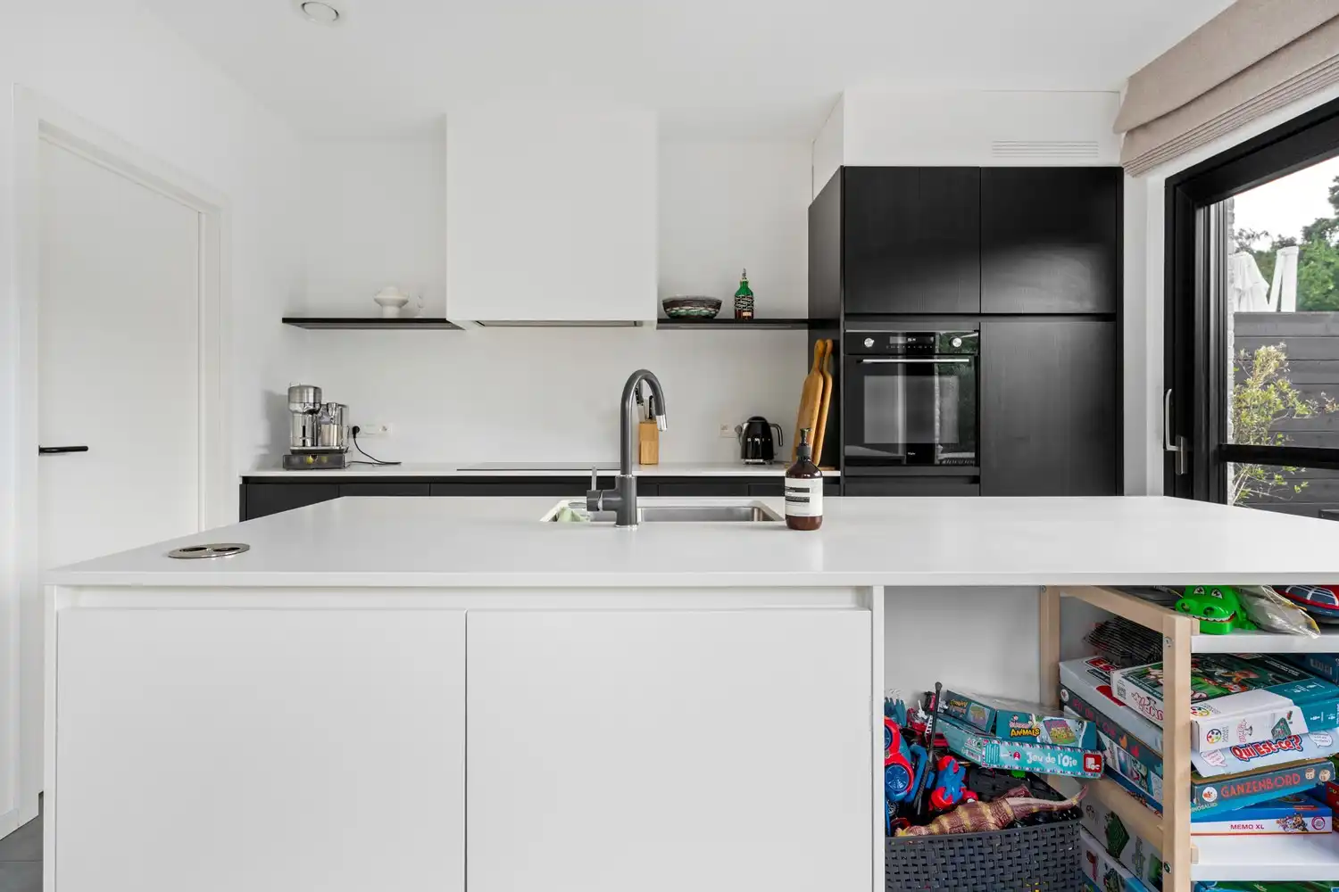 Half open bebouwing in een rustige wijk met 4 à 5 slaapkamers! foto 9