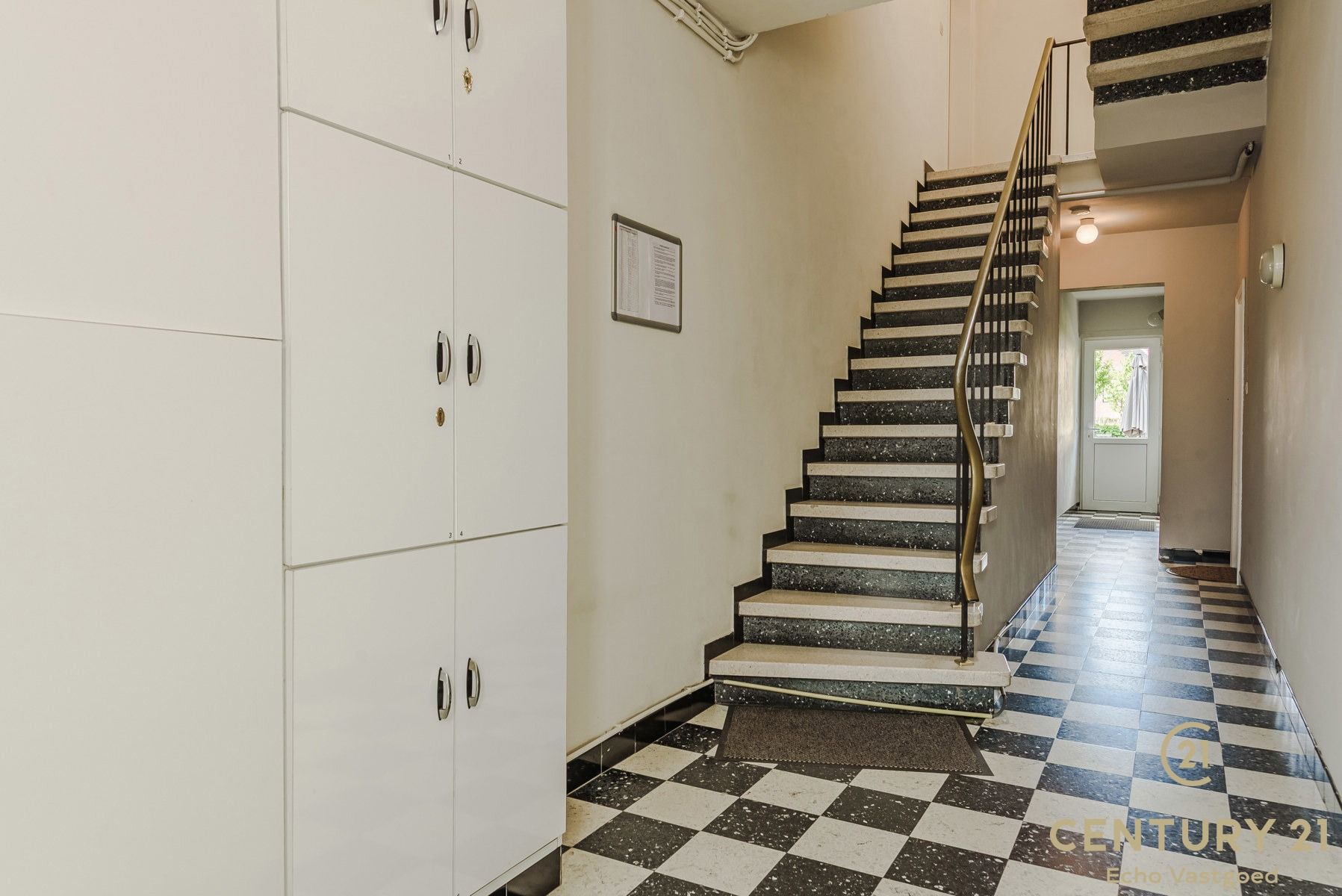 Rustig gelegen 2 slaapkamer appartement met gem. tuin foto 3