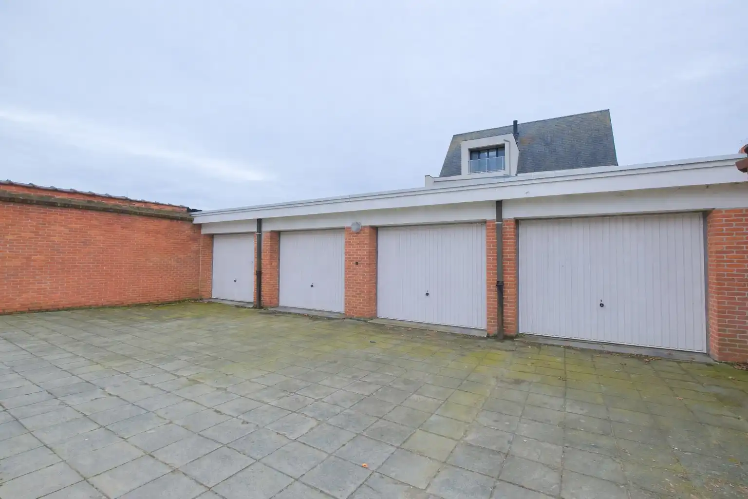 LICHTERVELDE - ZEER RUIM APPARTEMENT MET 3 SLPKS + garagebox foto 15