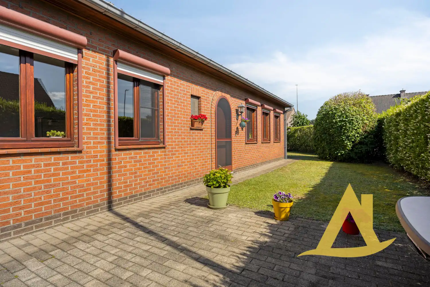 RUSTIG GELEGEN, INSTAPKLARE WONING MET TUIN RONDOM EN RUIME OPRIT foto {{pictureIndex}}