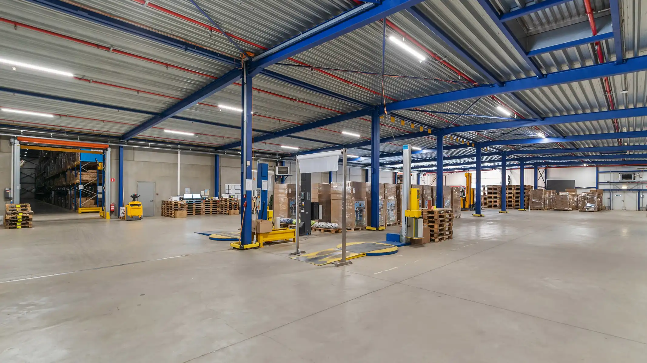 Volledig uitgerust distributiecentrum in nieuwbouwstaat foto 40