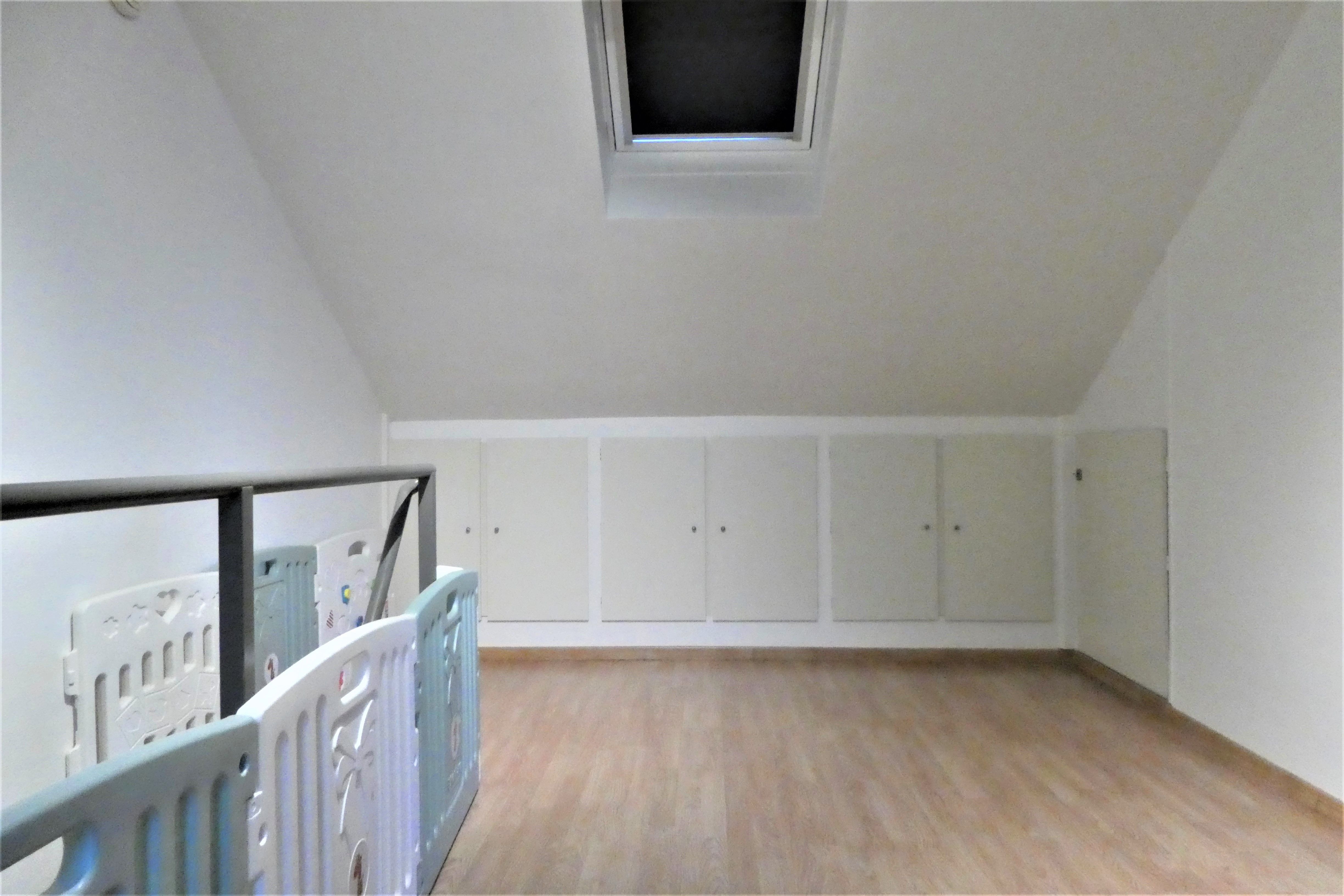 Prachtige koppelwoning met zonnig terras van 16m² en 2 autostaanplaatsen. Veel lichtinval door de grote ramen. foto 17
