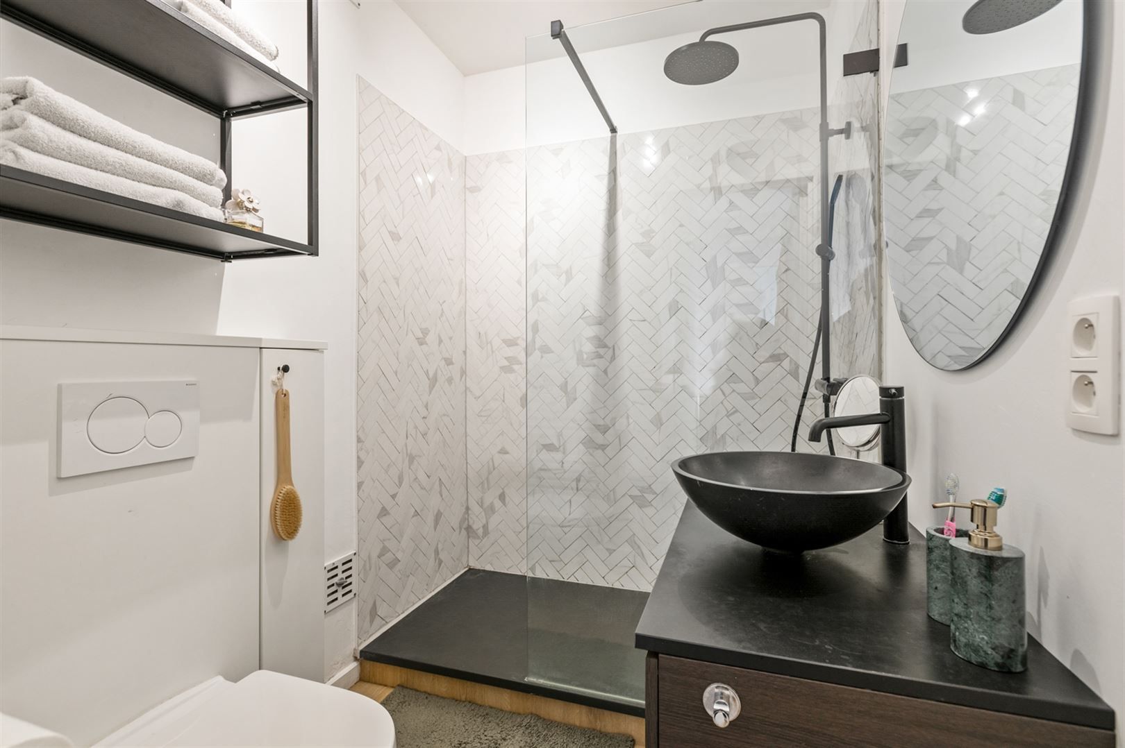 Gerenoveerd appartement met 2 slaapkamers en veranda. foto 10