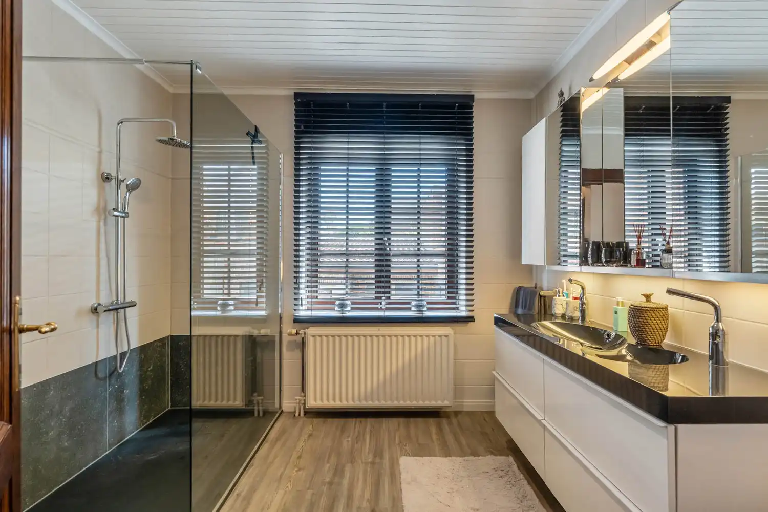 Ruime en instapklare woning op een uitzonderlijk groen perceel van 25a 29ca foto 11