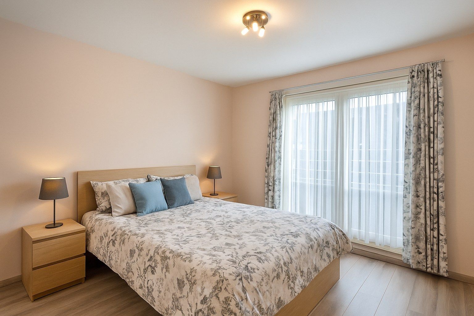 INSTAPKLAAR APPARTEMENT MET 2 SLPKS | 2 TERRASSEN EN STAANPLAATS IN HARTJE KNESSELARE foto 5