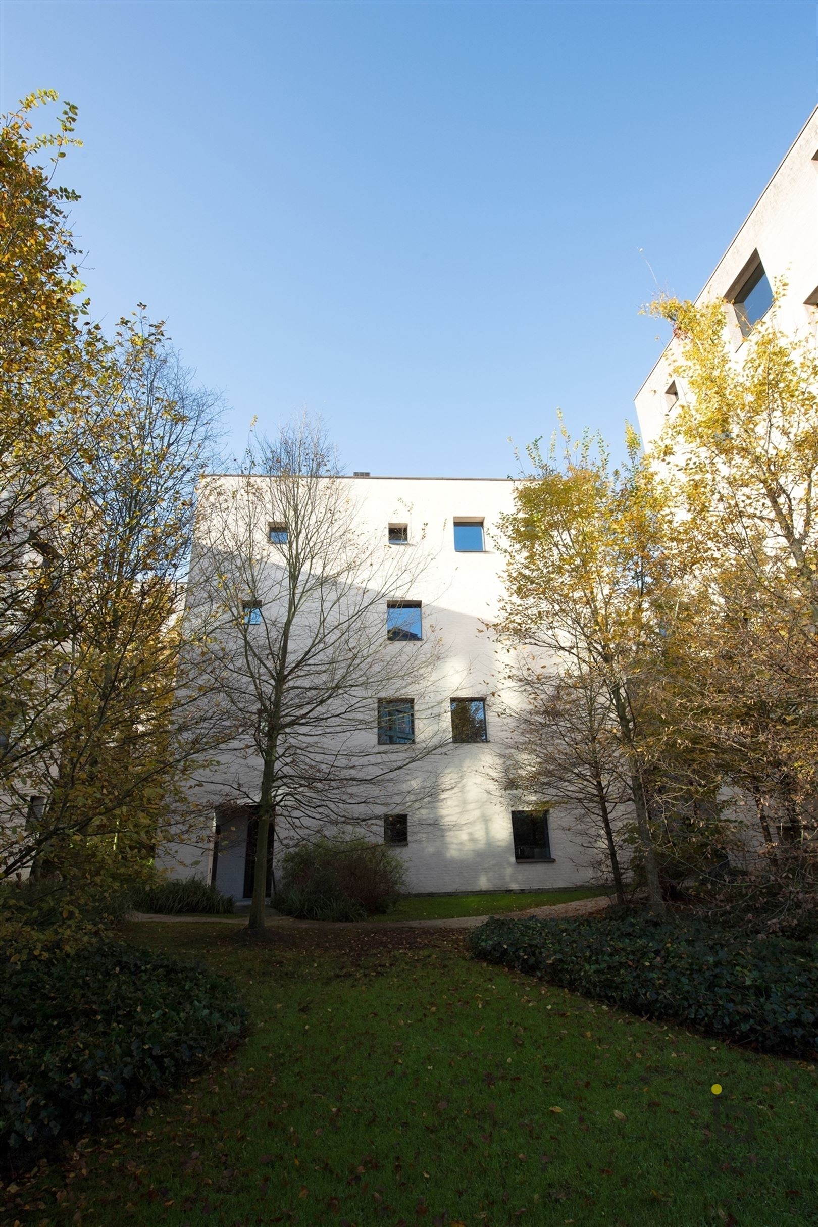 LICHTOVERGOTEN LOFT OP DE BOVENSTE VERDIEPING INGERICHT ALS KANTOOR OP DE KANAALSITE VAN AXEL VERVOORDT foto 22